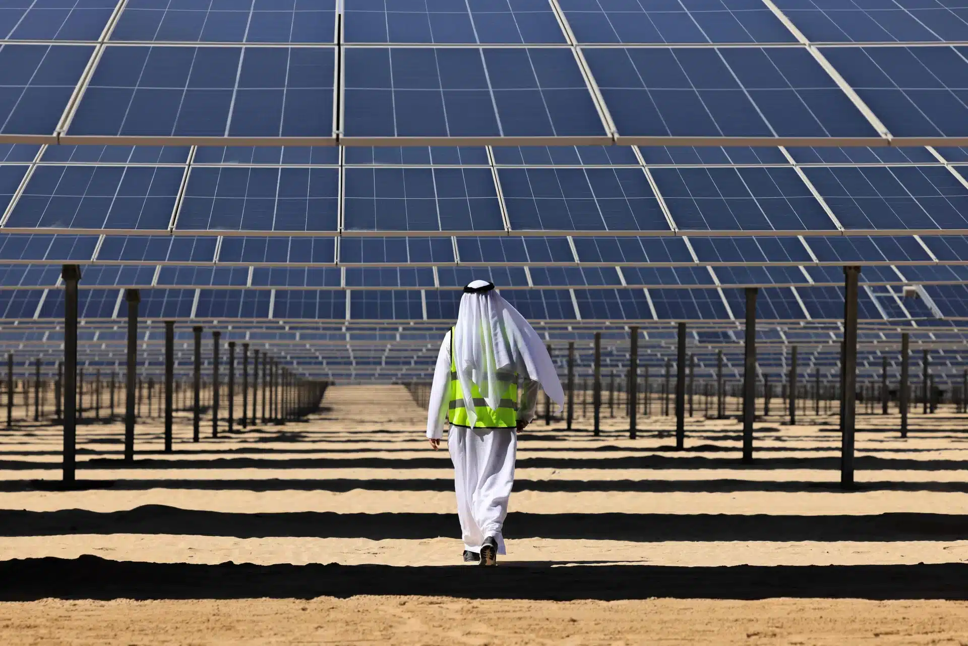 Campo solar en Emiratos Árabes Unidos, parte de la mayor infraestructura fotovoltaica del mundo árabe